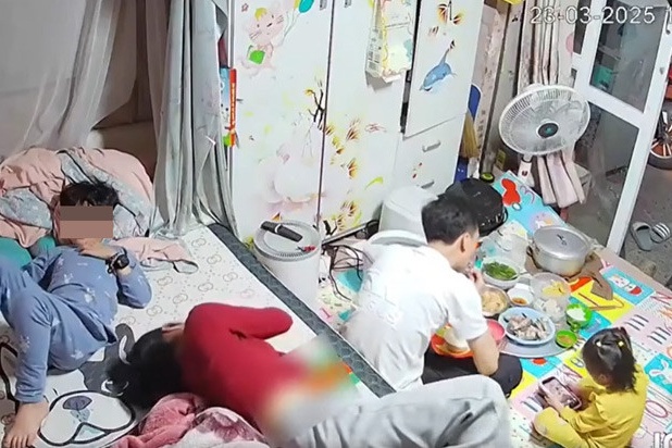 Su that phia sau video nguoi phu nu dau don vat va bi chong con ngo lo hinh anh