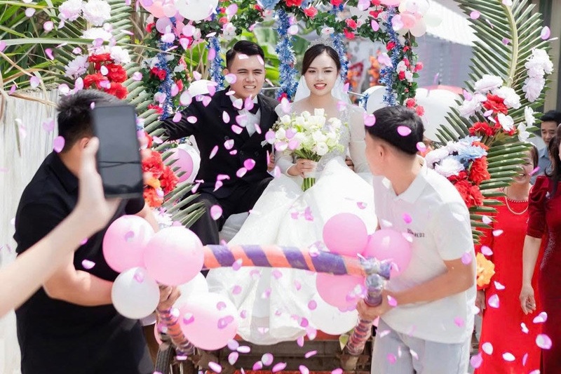 Chang trai Nghe An lay vo cach nha 20 m, ca xom giup lam xe hoa doc la hinh anh