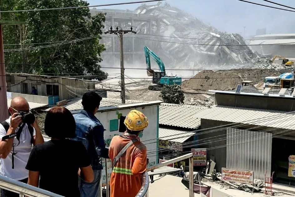 Nha cua o Myanmar rung lac du doi do dong dat hinh anh