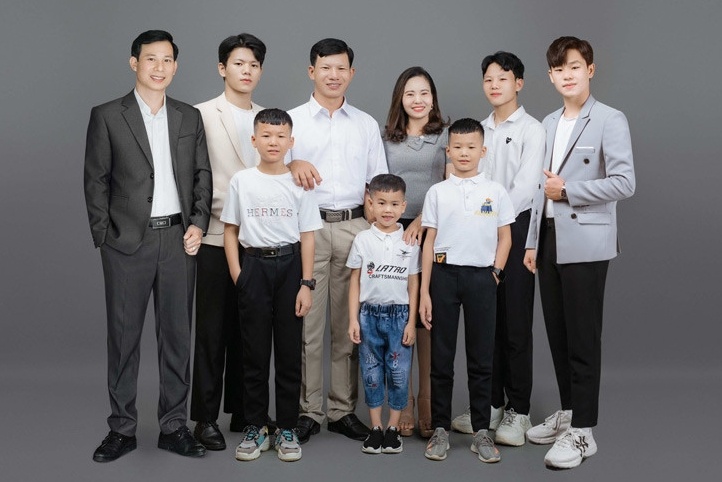 Vo chong o Nghe An sinh 6 con trai, tau san 6 mieng dat hinh anh