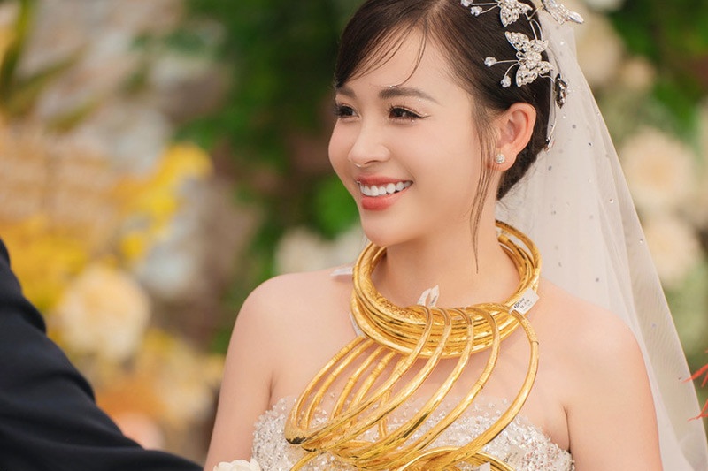 Co dau Thanh Hoa deo vang triu co ngay cuoi hinh anh