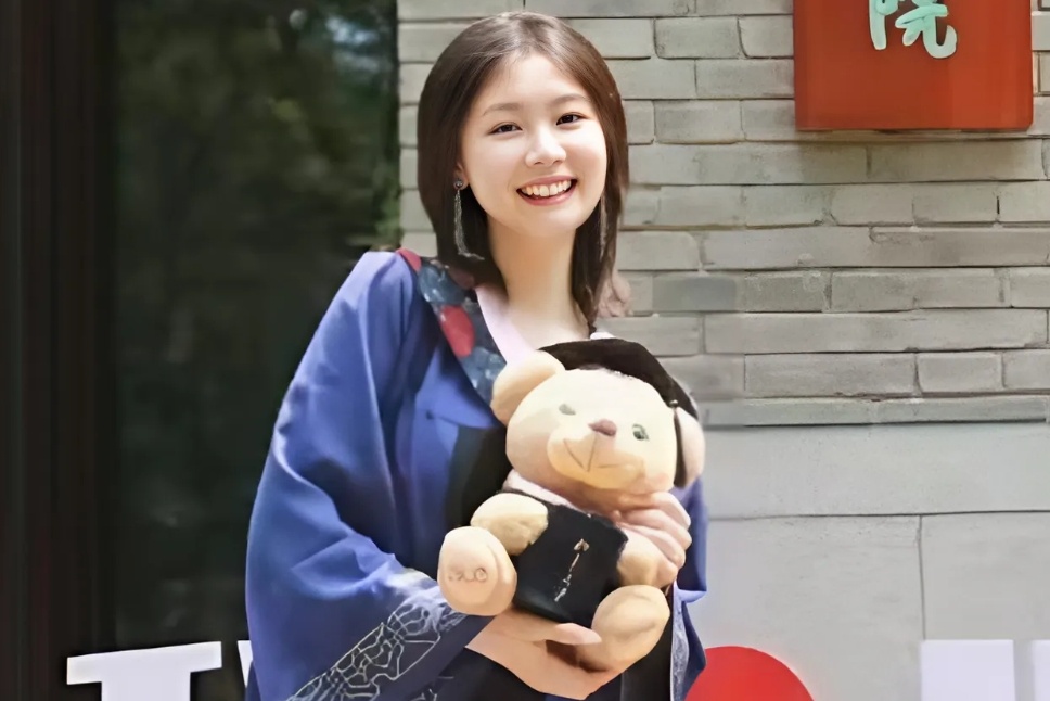 Thac si Dai hoc Bac Kinh gay chu y vi lam phuc vu cang tin hinh anh