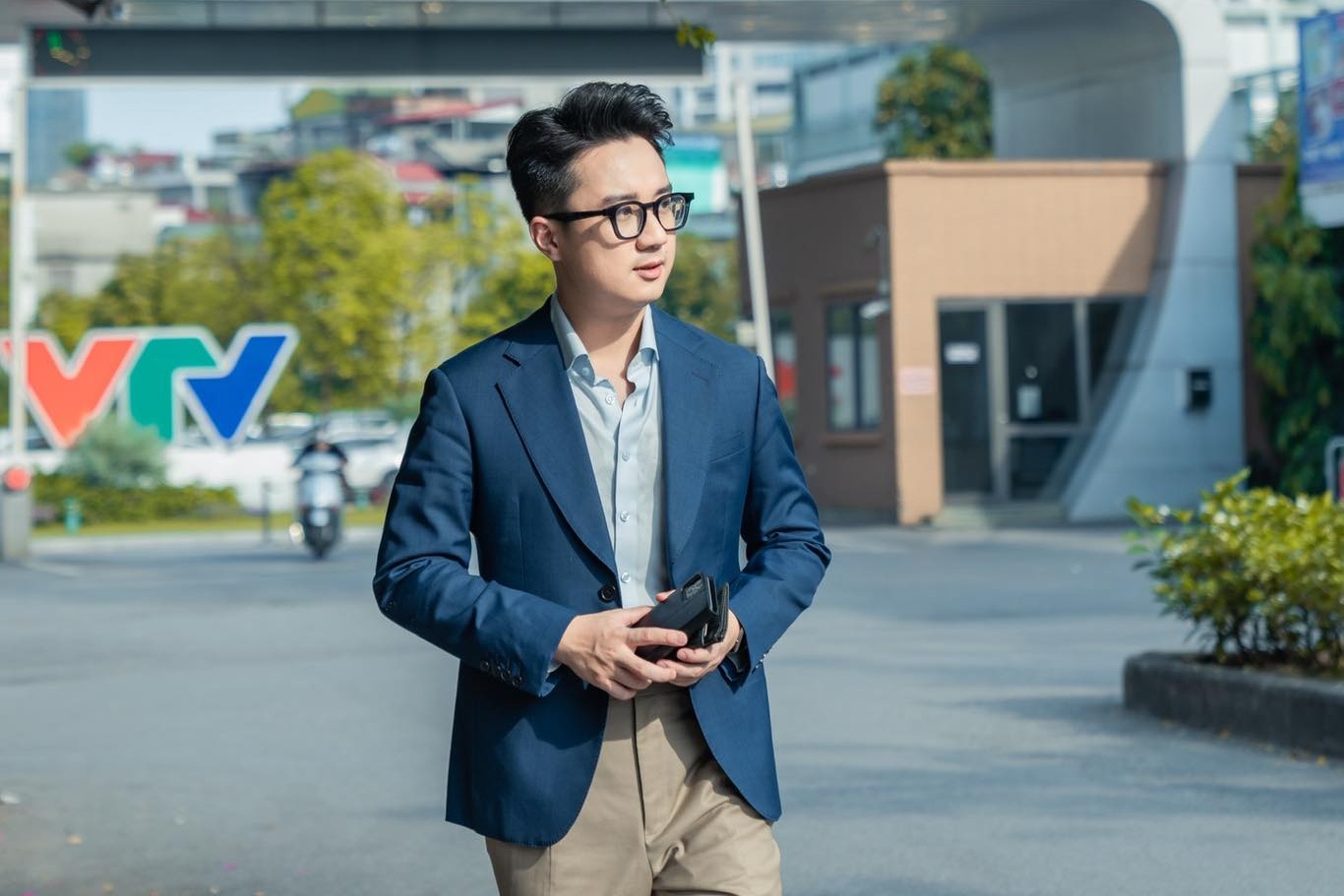 BTV Son Lam tiep tuc bi cong kich sau khi Quang Linh Vlogs bi bat hinh anh