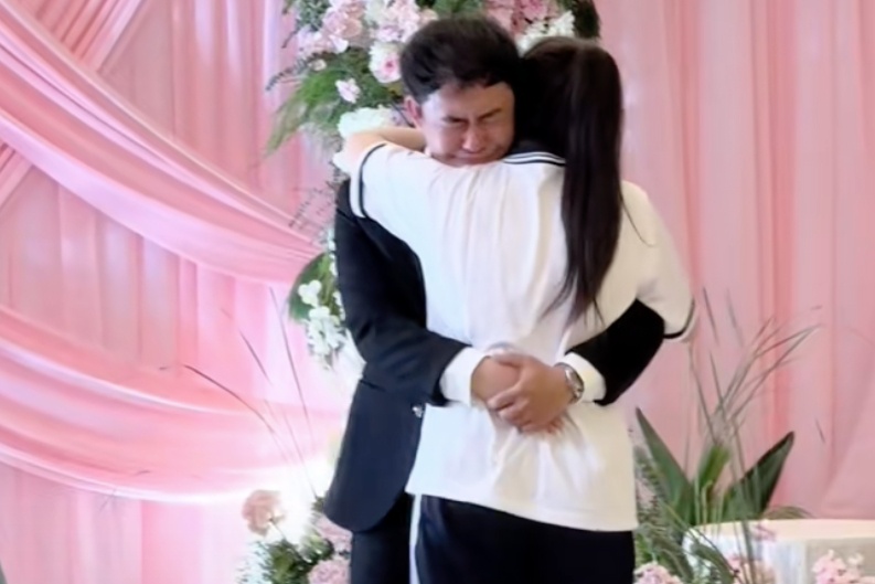 Chu re bat khoc vi bo trang phuc cua co dau truoc dam cuoi hinh anh