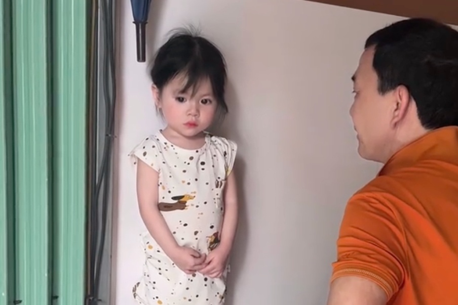 Clip be gai 'xinh nhu thien than' doi ong ngoai hut 13 trieu luot xem hinh anh