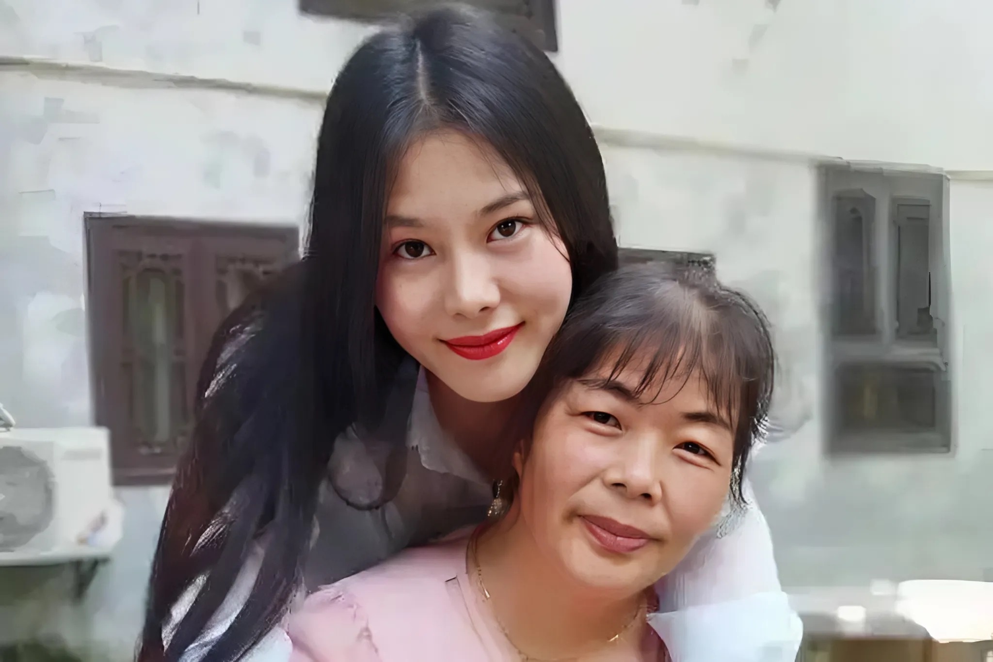 Ban trai mat vi tai nan, co gai TQ tra no thay va cham soc bo me 9 nam hinh anh