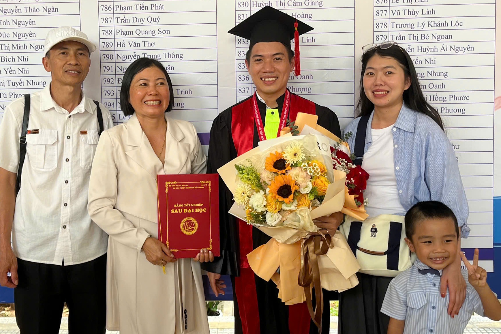 Bo me khong hoc den lop 10 nuoi con thanh thac si, bac si hinh anh