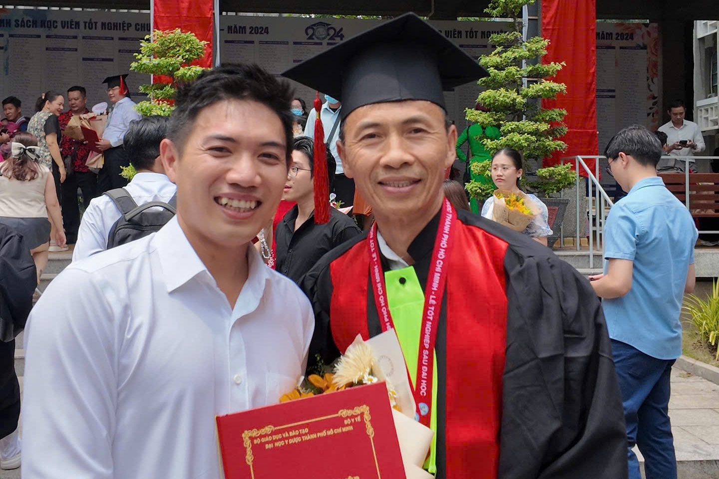 Chang trai coi le phuc tot nghiep, mac cho nguoi dac biet hinh anh