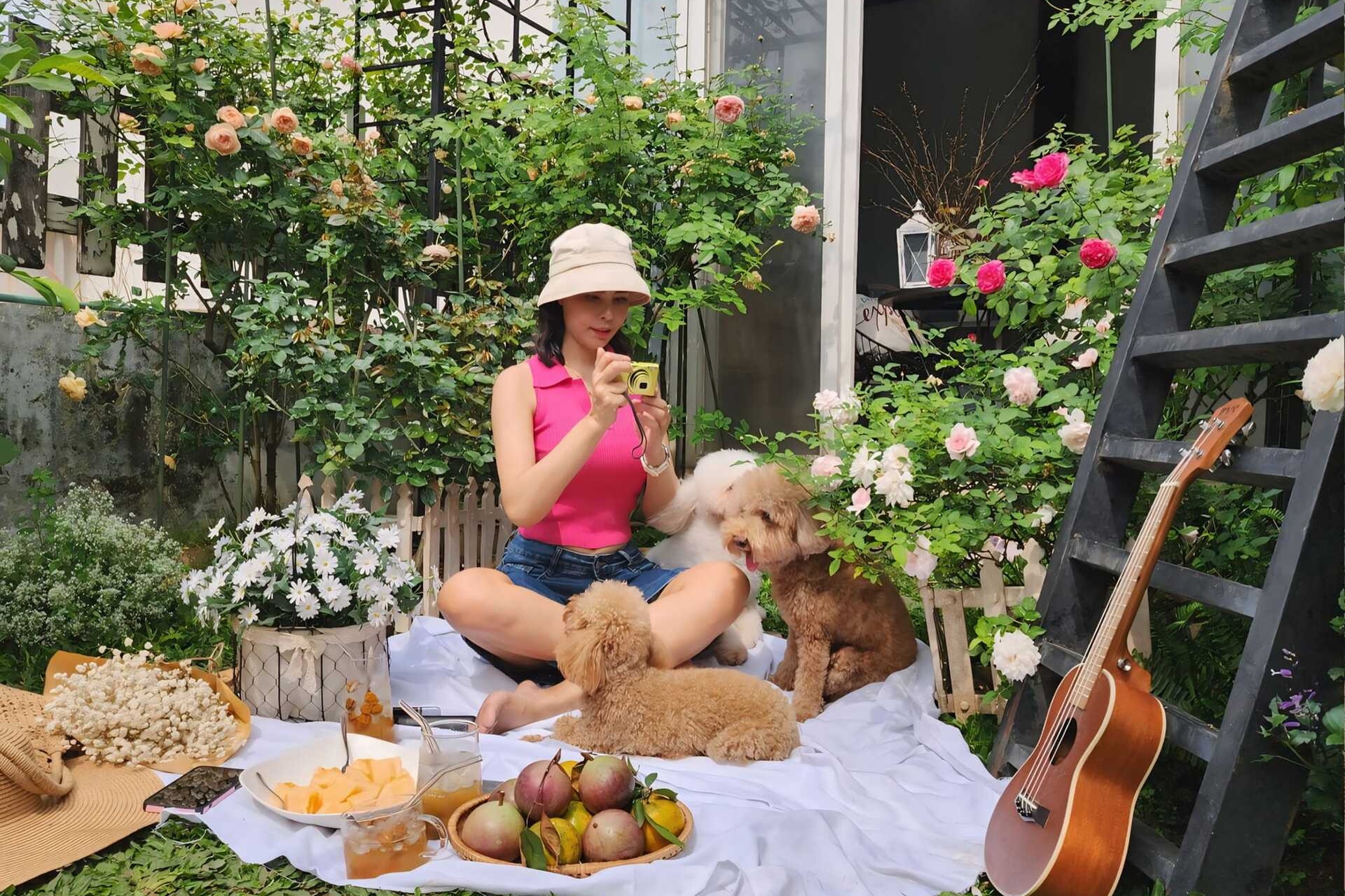 Vuon hong ruc ro tren san thuong penthouse o Binh Duong hinh anh