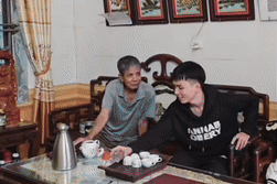 Con về thăm nhà sau 6 năm, ngồi trước mặt mà bố không nhận ra