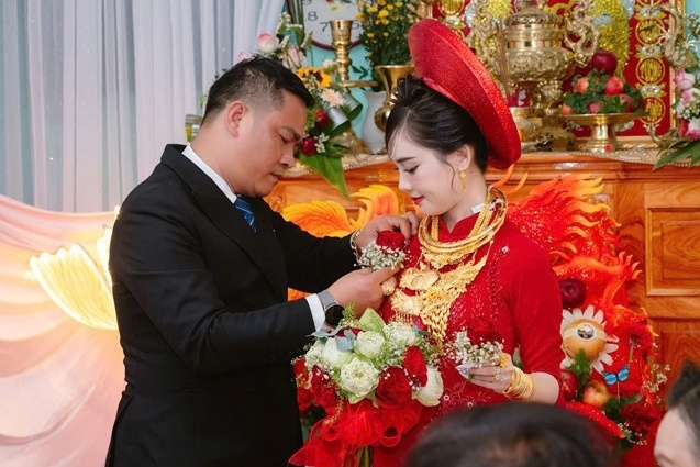 Co dau An Giang duoc tang hon 20 cay vang, deo triu co trong dam cuoi hinh anh