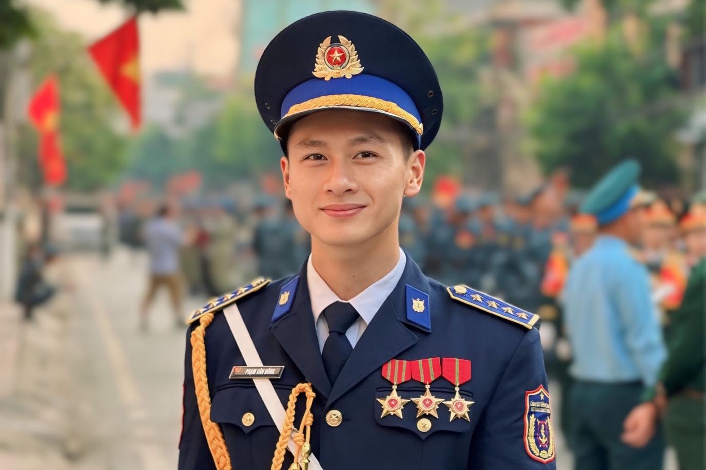 Danh tinh chien si duoc tim kiem khap MXH dip dieu binh 30/4 hinh anh
