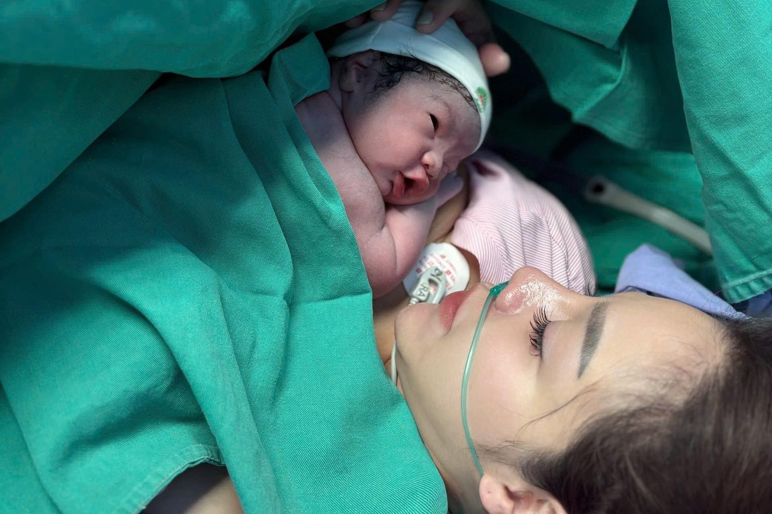 Trung ve Bui Tien Dung chao don con thu 3 hinh anh