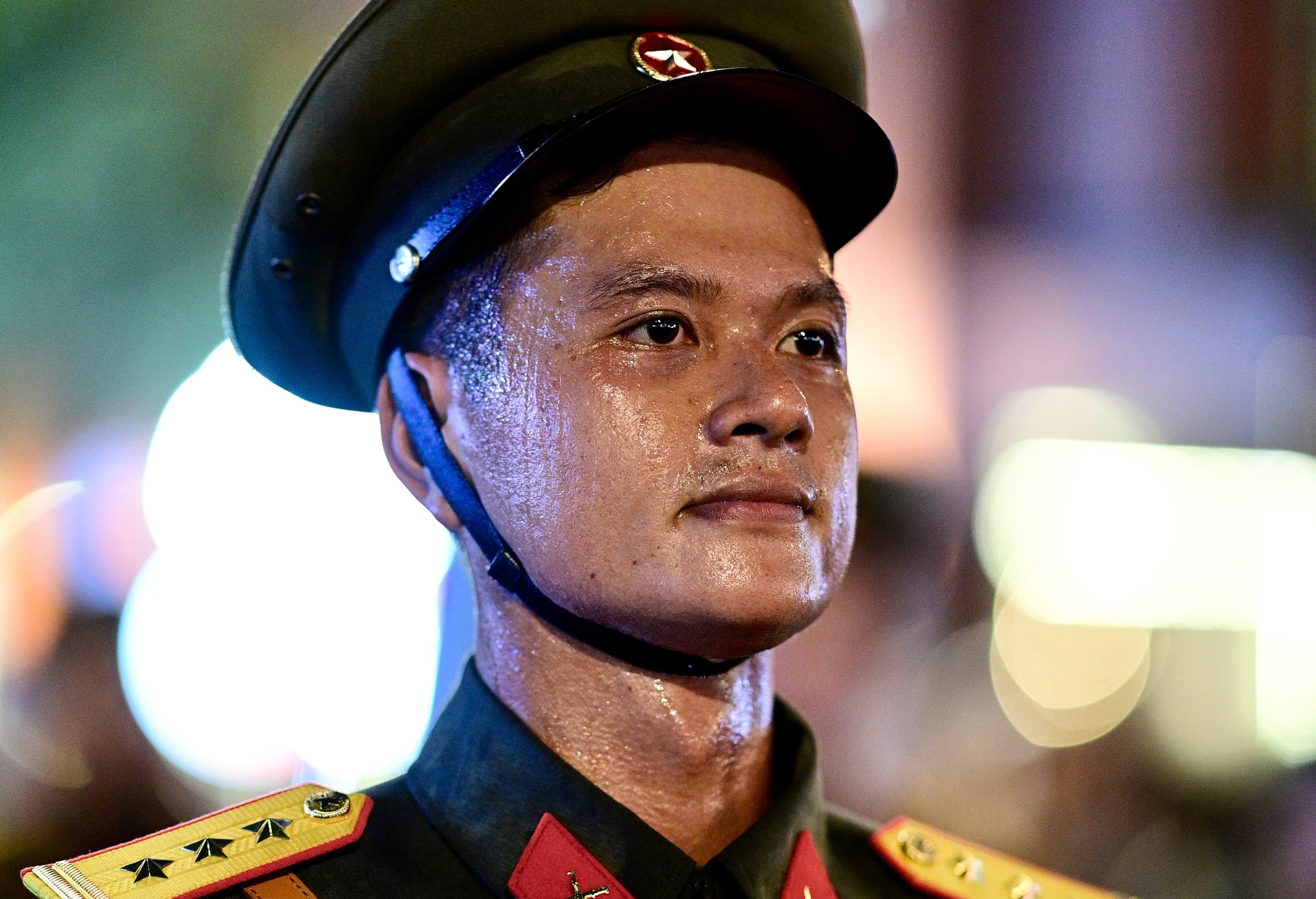 Giot mo hoi cua cac chien si trong dem tong hop luyen dieu binh 30/4 hinh anh