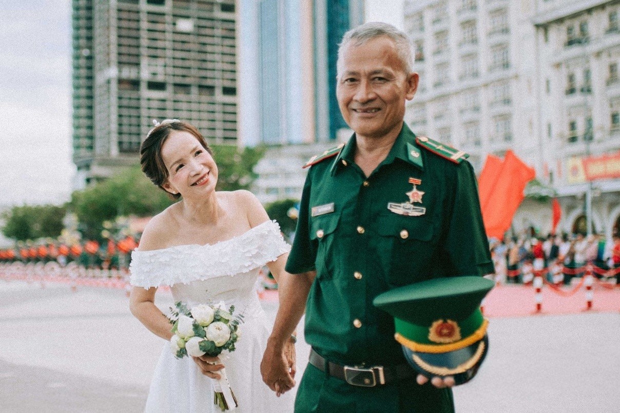 Vo chong cuu quan nhan chup anh cuoi '50 nam co 1 lan' o Ben Bach Dang hinh anh
