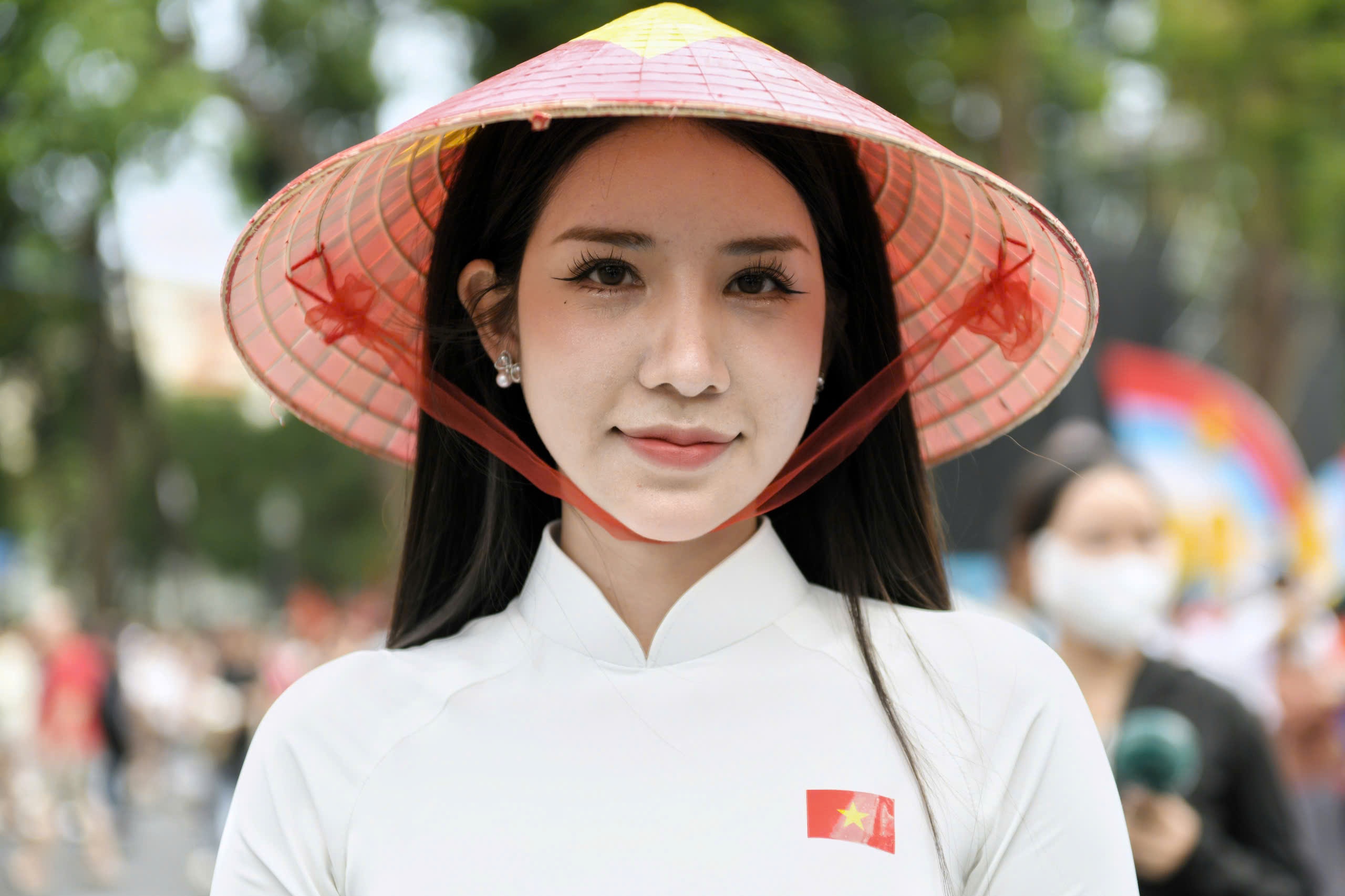 Dien ao dai, doi non di xem so duyet dieu binh 30/4 o TP.HCM hinh anh