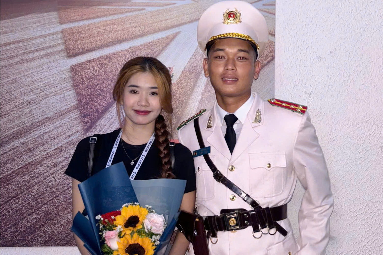 Co gai bat khoc khi gap nguoi yeu la chien si dieu binh o TP.HCM hinh anh