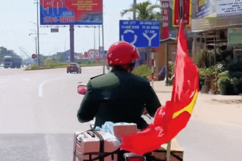 Cựu binh U80 tự lái xe máy từ Nghệ An vào TP.HCM được quê nhà tiếp sức