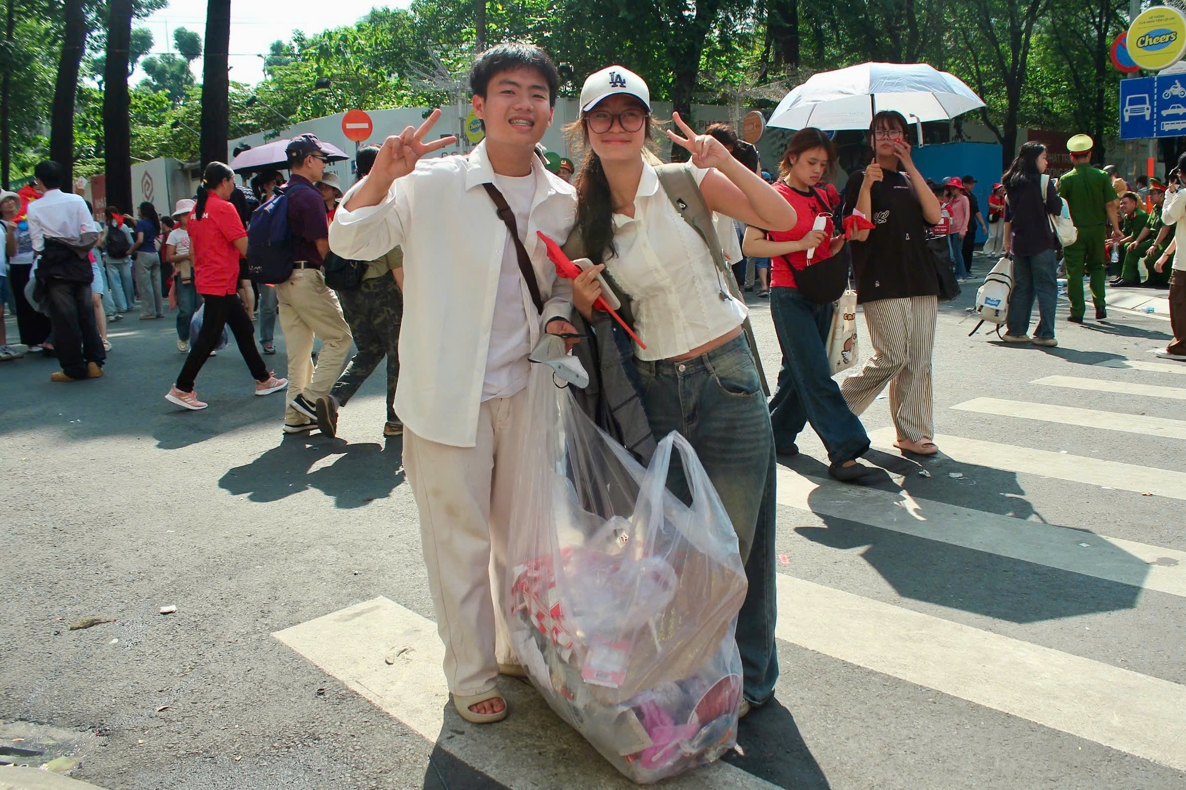 Nguoi dan TP.HCM nan lai sau tong duyet, bao nhau don rac tren duong hinh anh