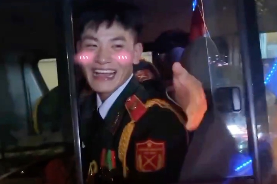 Bieu cam de thuong cua chien si dieu binh khi co gai TP.HCM tang qua hinh anh