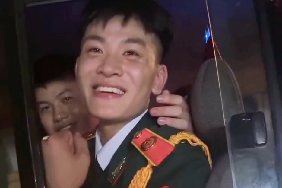 Chien si dieu binh nhan mon qua dac biet tu co gai TP.HCM hinh anh