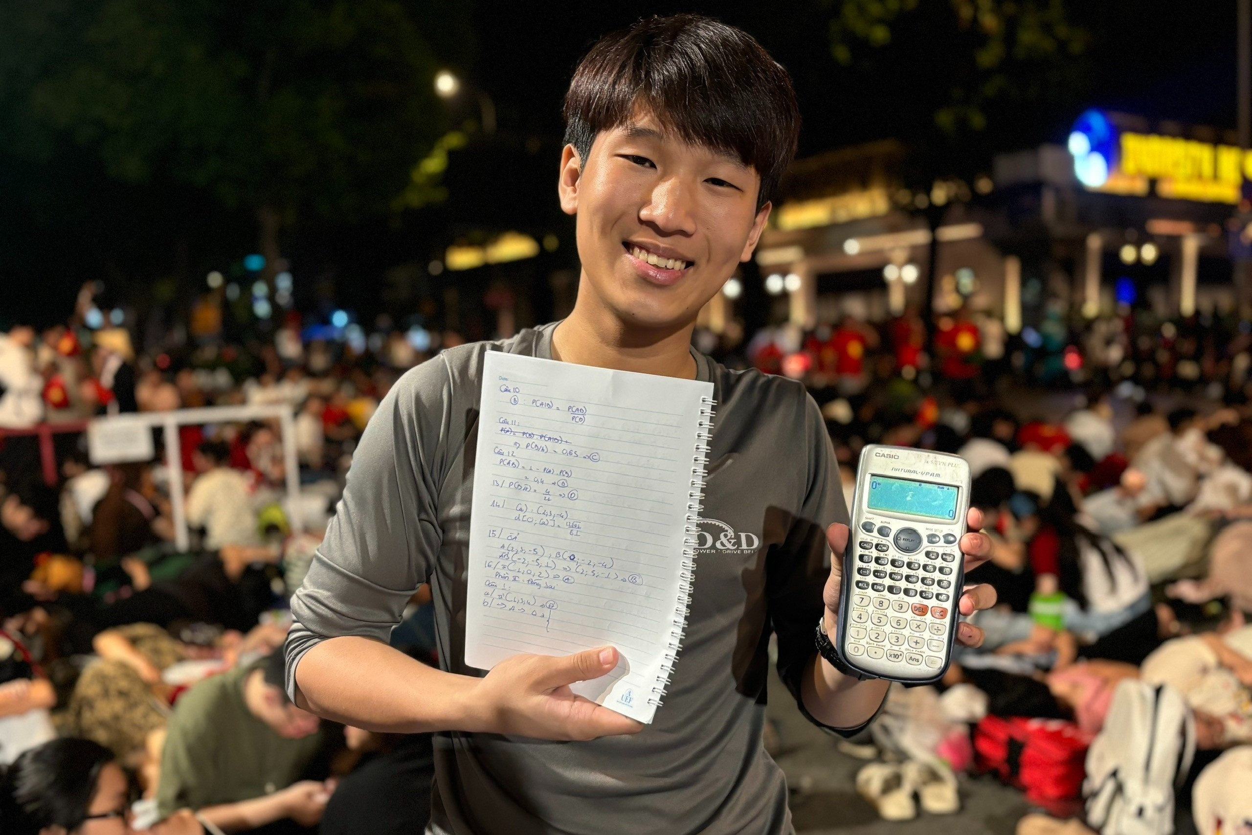 Si tu mang theo sach but, hoc bai tren via he cho xem dieu binh hinh anh