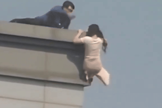 Canh sat Han cuu nguoi phu nu vai giay truoc khi co nhay tu lau 19 hinh anh