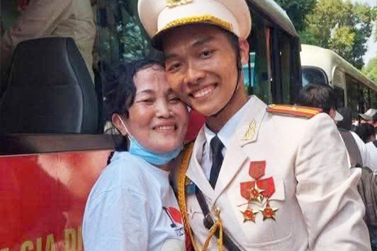 Chien si bat khoc, om cham lay me sau le dieu binh hinh anh