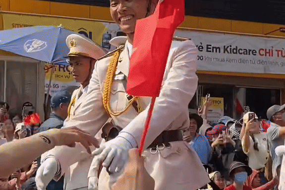 Nam chien si bat khoc, om cham lay me sau buoi dieu binh hinh anh