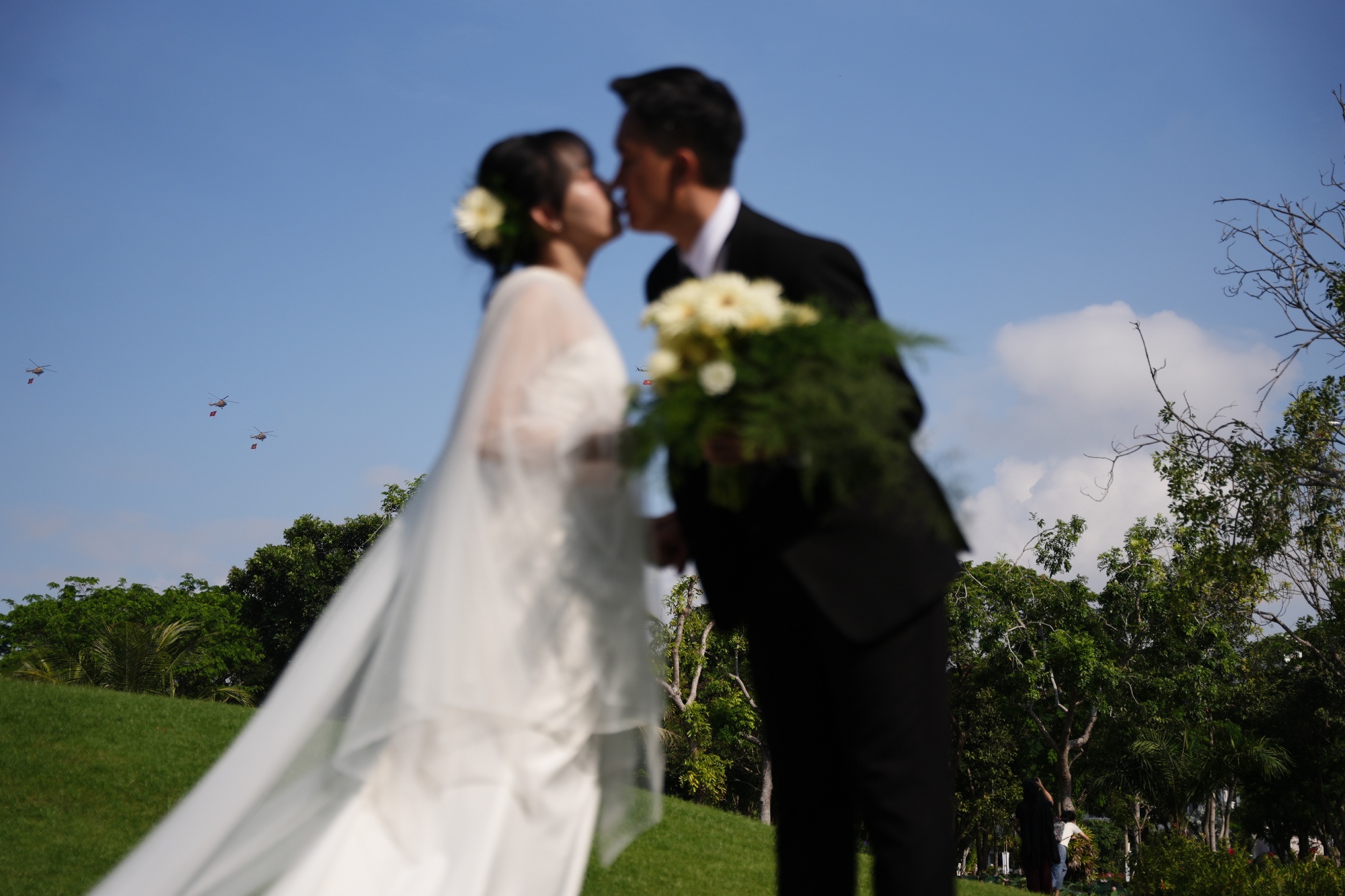 Truc thang keo co trong buc anh cuoi 'de doi' cua cap doi TP.HCM hinh anh