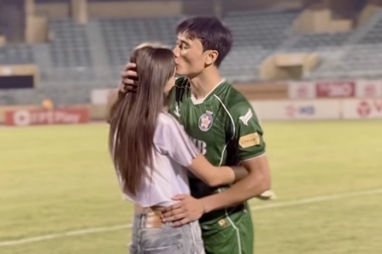 Bui Tien Dung hon vo tren san, gia dinh Van Lam di nghi duong dip le hinh anh