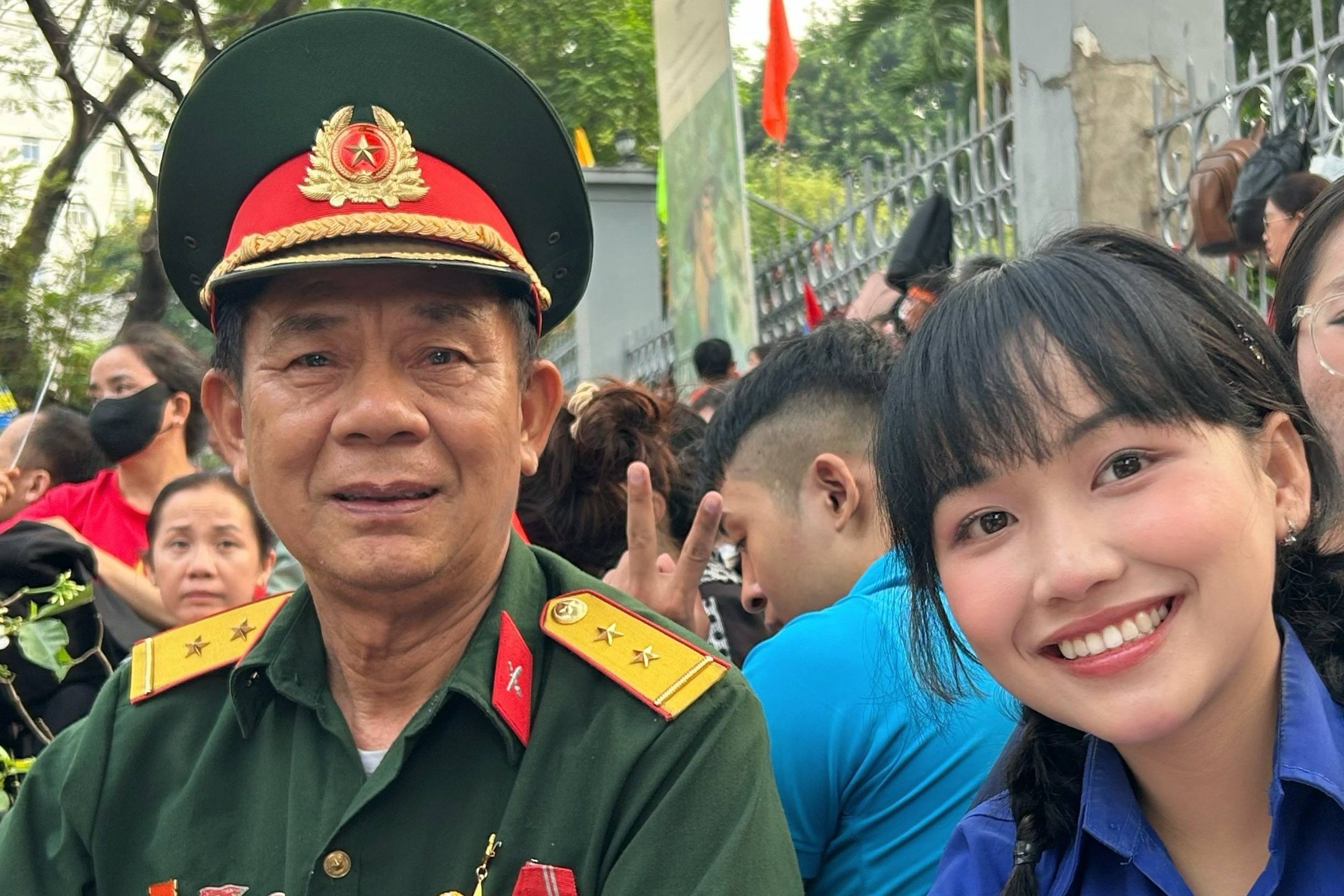 Co gai va nhom ban moi 2 cuu chien binh bi duoi cho den xem dieu binh hinh anh