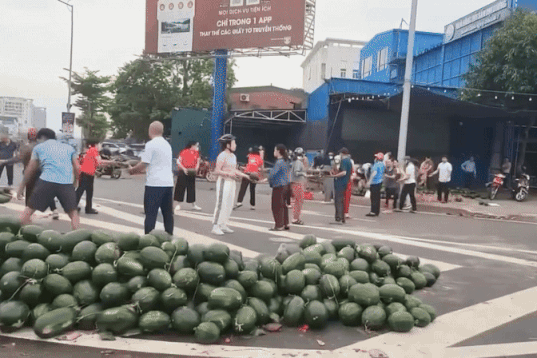 Xe cho ca tan dua hau bi lat, nguoi dan Nghe An xum lai 'giai cuu' hinh anh