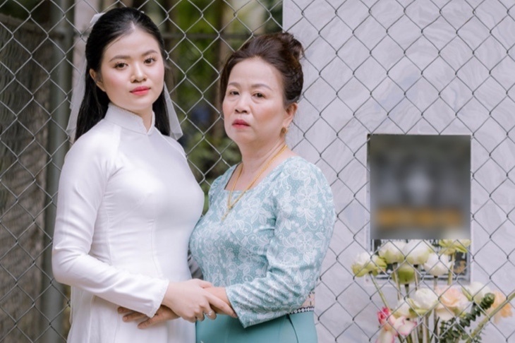 Co dau Vinh Long chup anh ben ngoi mo, phia sau la chuyen that long hinh anh