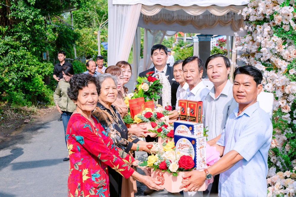 nguoi gia be trap anh 1