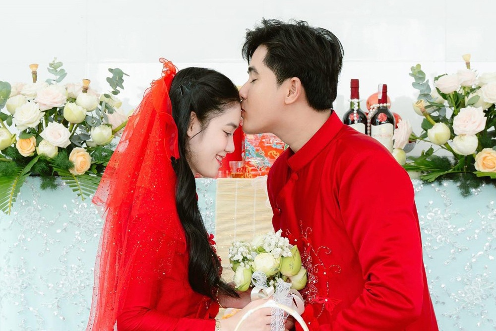 Video chu re Vinh Long bat khoc khi don tay co dau hinh anh