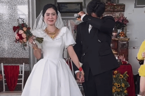 Chu re Vinh Long 'khoc nhu mua' khi me vo trao con gai tren san khau hinh anh