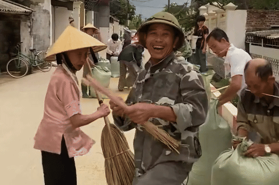 Am long canh ca xom o Thanh Hoa cung nhau 'chay lua' truoc mua hinh anh