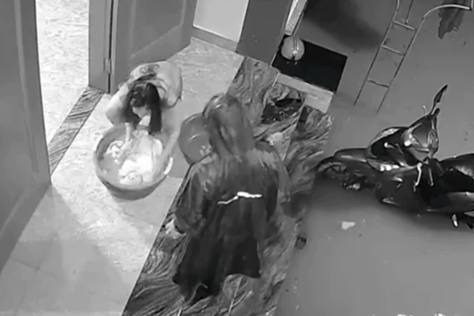 Chong be vo con sang gui nha hang xom vi lu dang bat ngo hinh anh