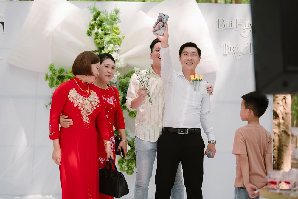 Video ghi lai canh dam cuoi vang co dau hinh anh