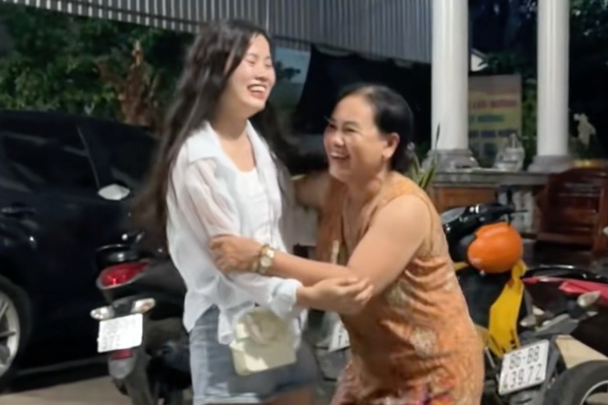 Me cuong quyt, lap bap khi con gai bat ngo tu Han ve tham nha hinh anh