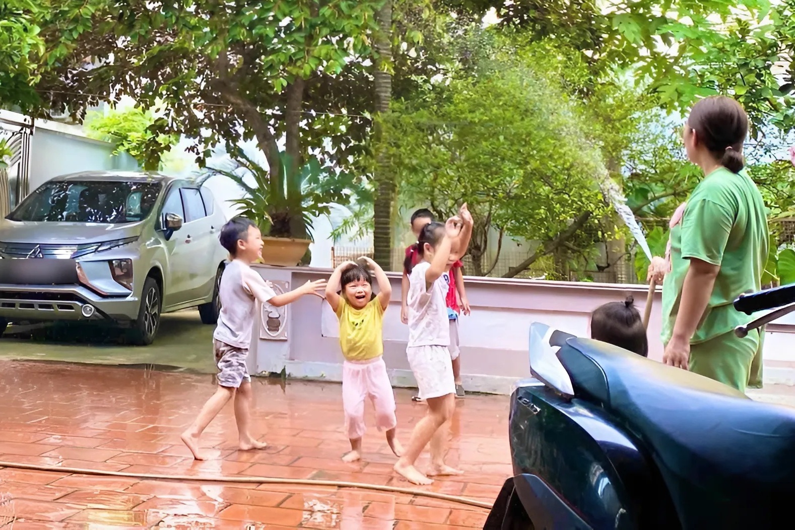 'Khoi nghi he' ve que 4 ngay, ong ngoai da om nam liet giuong hinh anh