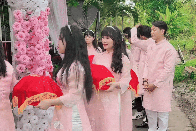 Đi trang điểm cô dâu, thợ make-up thành người bê tráp bất đắc dĩ