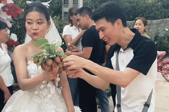 Co dau co bo hoa cuoi 'dac san', xe nho moi quan khach sau khi lam le hinh anh
