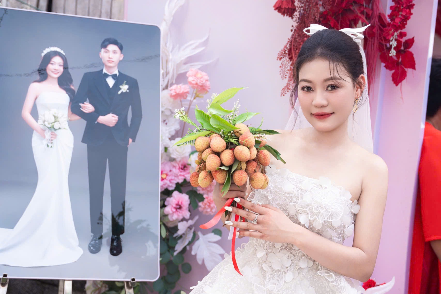 Co dau gay bat ngo khi 'xe' nho hoa cuoi chia quan khach thuong thuc hinh anh