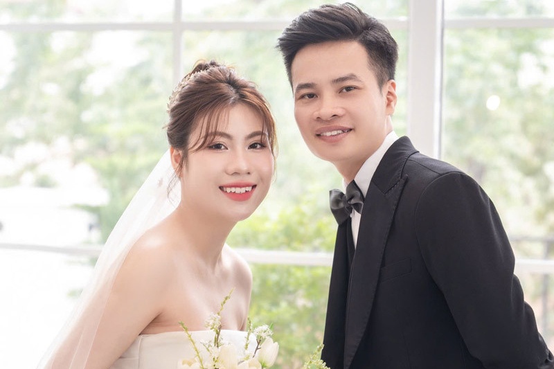 Cuoi anh hang xom cach nha 10 m, co dau ke chuyen do khoc do cuoi hinh anh