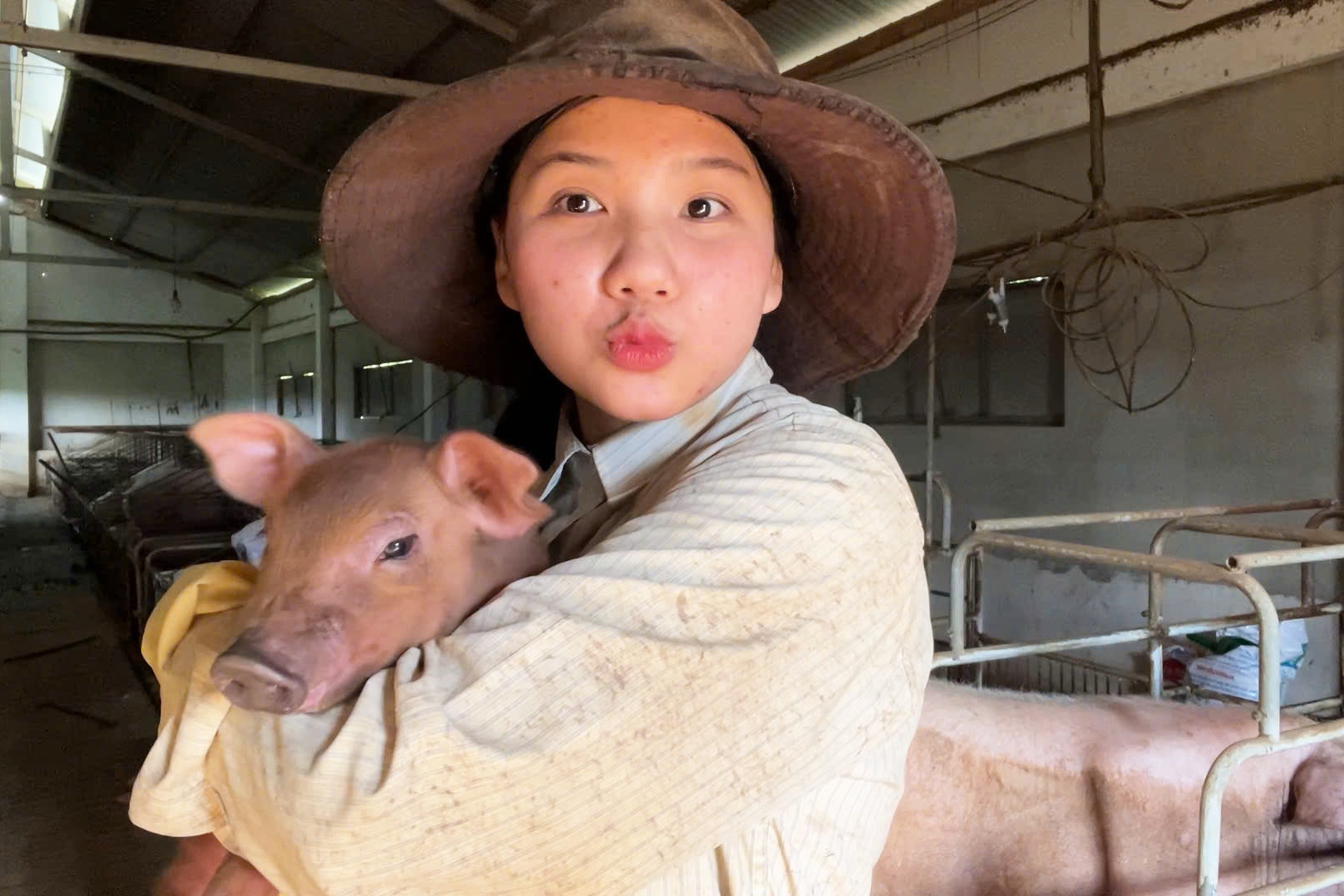 Co gai 26 tuoi roi TP.HCM, ve que 'tiep quan' 200 con lon cua gia dinh hinh anh