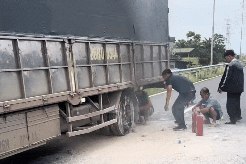 Xe tai boc chay giua cao toc, nguoi dan lao vao dap lua gay bao mang hinh anh