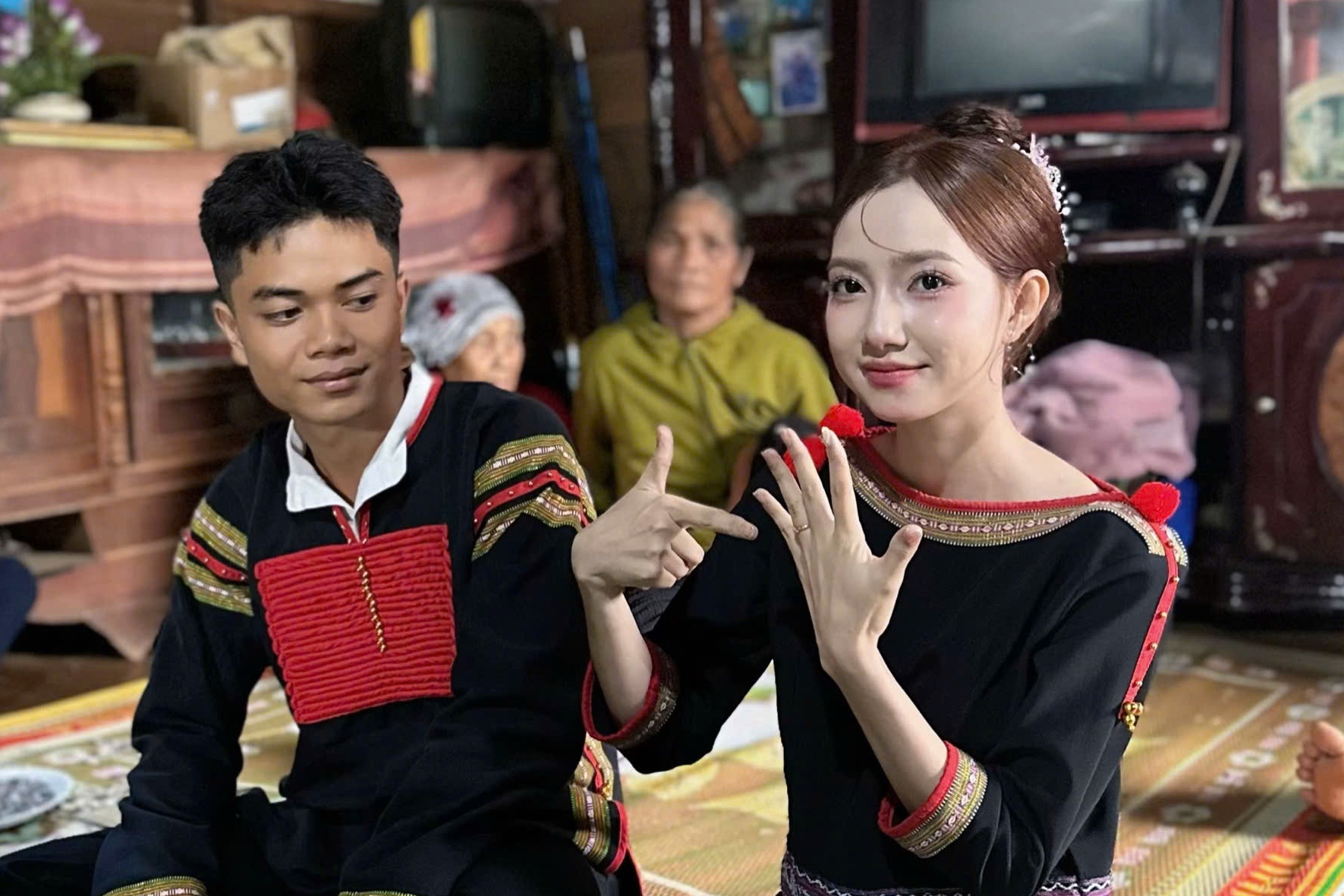 Co dau E-de xinh dep, hut trieu view trong dam hoi hinh anh