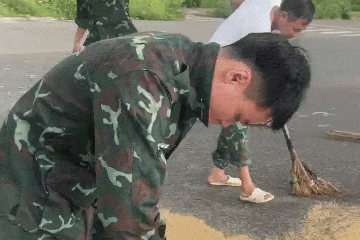 Đang tập diễu binh, nhóm chiến sĩ giúp người dân gom thóc chạy mưa